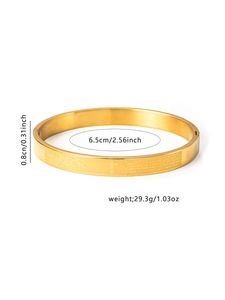 Detalle de brazalete de acero dorado con grabado del Padre Nuestro y dimensiones