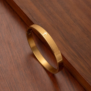 Brazalete de acero inoxidable oro 18k con cruz y grabado de la Biblia en español