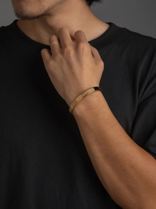 Detalle del brazalete rígido de oro de 18k con cruz grabada y escrituras de fe grabadas