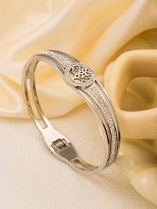 Vue détaillée du bracelet Arbre de Vie en acier argenté serti de pierres en zircon