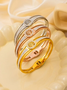 Vue détaillée des bracelets Arbre de Vie en argent, or et or rose sertis de zircons