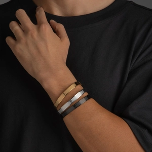 Tres brazaletes punk para hombre de acero inoxidable en oro, plata y negro con cruz