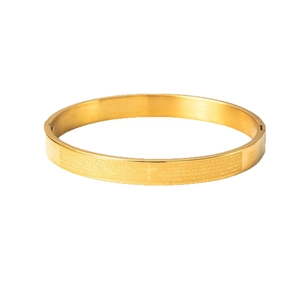 Pulsera de acero dorado con grabado de la oración del Padre Nuestro y cruz central