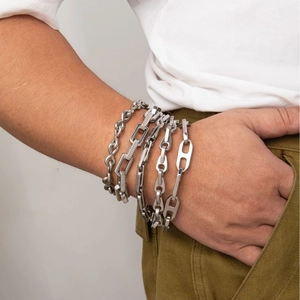 Conjunto de pulseras minimalistas de acero inoxidable plateado para hombre estilo urbano