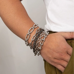 Set de pulseras minimalistas de cadena de acero inoxidable plateado de estilo urbano industrial