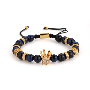 Detalle de pulsera de corona para hombre con cuentas ojo de tigre azul y oro