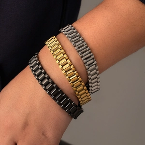 Vista dettagliata dei braccialetti in acciaio inossidabile nero, oro e grigio stile orologio