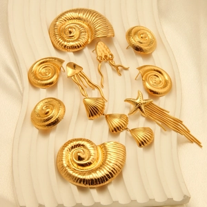 Kreatives Schmuckset aus Titanstahl mit goldenen Seesternen und Nautilusschalen-Anhängern