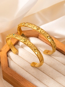 Detalle de relieve celestial sol luna estrellas en brazalete de oro de 18 quilates