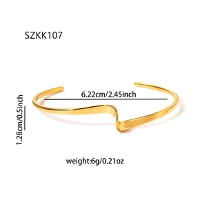 Dettaglio delle dimensioni del bracciale a fascia ondulato placcato oro 18k con nodo