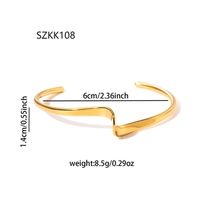 Dettaglio del bracciale a onde placcato oro 18k diametro 6cm e larghezza 1,4cm