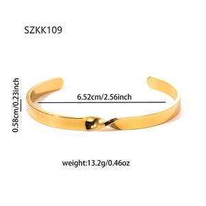 Dettaglio del bracciale rigido annodato placcato oro 18k con design a torsione lucida