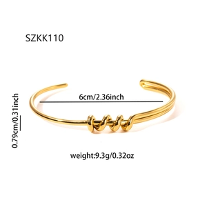 Vista dettagliata del bracciale a spirale placcato oro 18k con dimensioni diametro interno 6cm