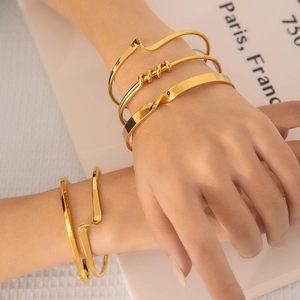 Set di quattro bracciali rigidi aperti minimalisti placcati in oro 18k con nodi e onde