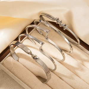 Set di cinque bracciali rigidi intrecciati argento lucido in stile minimalista placcato 18k