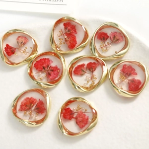 Set of 8 gold irregular floral resin charms with red dried flowers and pearls