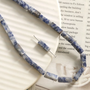 Detail van natuurlijke blauwe sodaliet cilindrische kralen met marmeren textuur voor DIY