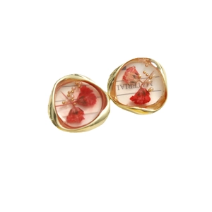 Golden alloy earrings with red dried flowers and resin filling in vintage style