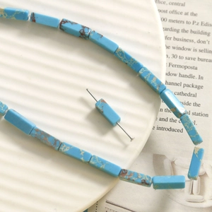 Detail van hemelblauwe rechthoekige natuurstenen kralen met bruine nerven voor doe-het-zelf sieraden