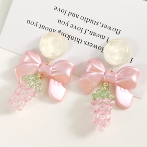 Boucles d'oreilles nœud en acrylique macaron avec perles sur carte de présentation blanche