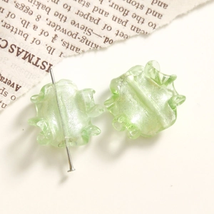 Macro de cuentas de vidrio plisadas irregulares verde claro con textura perlada para joyas