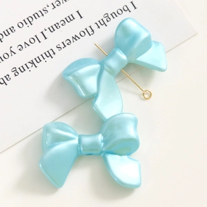 Gros plan de perles nœuds en acrylique bleu clair nacré pour bijoux DIY et accessoires