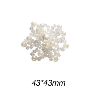 Dettaglio accessorio floreale da 43 mm fatto a mano con perle, cristalli e finitura bianca