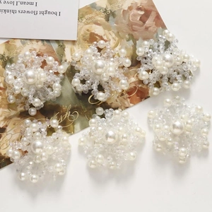 Cinque ciondoli floreali fatti a mano con perle e cristalli per creazione gioielli fai-da-te