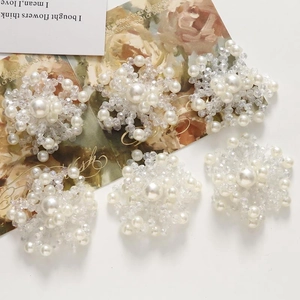 Dettaglio di spille floreali fatte a mano in perle e cristallo, set da 6 pezzi