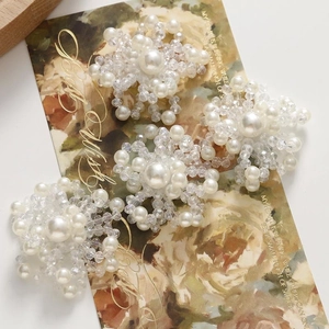 Squisito gioiello a fiore con perle e cristalli dal design multistrato a fiocco di neve