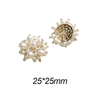 Détail d'un charm trèfle en perles de 25x25mm avec perles blanches et support doré