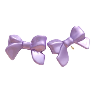 Boucles d'oreilles nœuds en acrylique violet clair nacré avec détails dorés