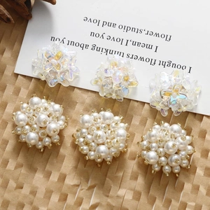 Boucles d'oreilles élégantes en perles et trèfle irisé pour création de bijoux DIY