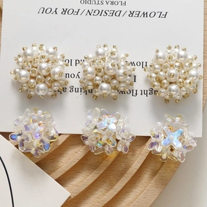 Vue macro de fleurs de perles et breloques en résine irisées pour bijoux artisanaux