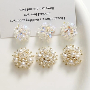 Détail de fleurs de trèfle irisées et de grappes de perles pour la création de bijoux DIY