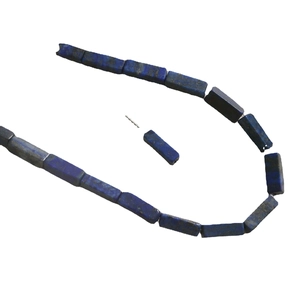 Donkerblauwe rechthoekige lapis lazuli kralen voor DIY sieraden maken op witte achtergrond
