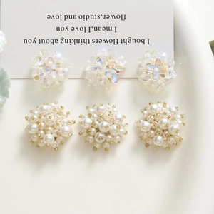 Vue détaillée de grappes de fleurs en perles et irisées pour boucles d'oreilles DIY