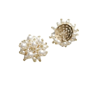 Boucles d'oreilles fleurs en perles blanches élégantes avec base dorée au design artisanal