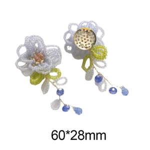 Détail de boucles d'oreilles fleurs tissées à la main avec perles bleues et 60x28mm
