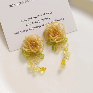 Boucles d'oreilles fleurs tissées à la main avec perles jaunes et pampilles vertes