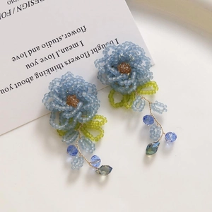Boucles d'oreilles fleurs en perles bleu clair faites main avec pampilles dorées