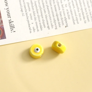 Dettaglio di perle geometriche gialle con occhio singolo per creazioni artigianali DIY