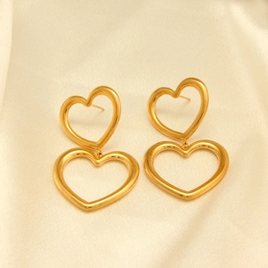 Pendientes de doble corazón en acero de titanio chapado en oro 18k sobre seda