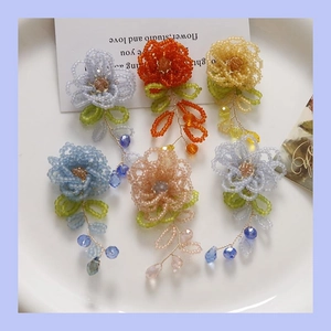 Boucles d'oreilles fleuries faites main en perles de cristal colorées et breloques