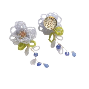 Boucles d'oreilles fleuries tissées à la main avec pétales violets et cristaux bleus