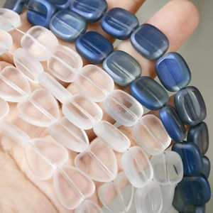 Matte hartvormige vierkante glaskralen voor DIY-sieraden in wit en donkerblauw