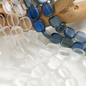 Macro van matte glazen kralen voor DIY-sieraden op een natuurlijke houten tak