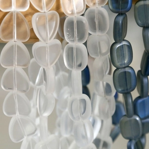 Macro-detail van matte hart- en blauwe rechthoekige glazen kralen voor DIY-sieraden