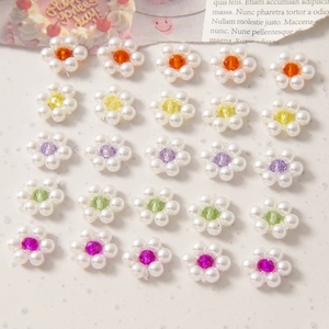 Détail de perles fleurs tissées de 12 mm en cinq couleurs pour la création de bijoux DIY
