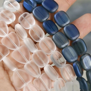 Gematteerde glazen kralen voor DIY sieraden in hart- en vierkante vorm, wit en donkerblauw